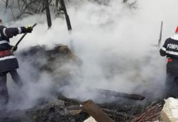 Depozit de furaje incendiat din joacă. Au ars cinci tone de nutrețuri