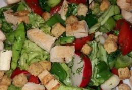 Salată din piept de pui cu crutoane