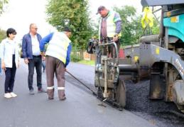 Covor asfaltic nou pe un drum județean – FOTO