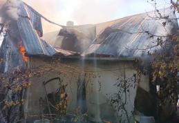La 101 ani, o femeie din județul Botoșani și-a văzut casa mistuită de flăcări - FOTO