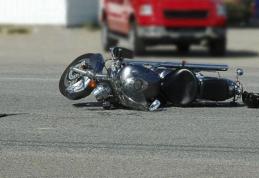 Tânăr ajuns la spital în urma unui accident rutier. O motocicletă și un autoturism s-au ciocnit