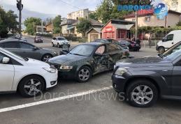 Accident! Impact violent între două mașini pe strada Spiru Haret din Dorohoi - FOTO