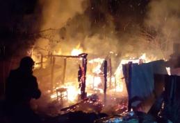 O bătrână a vrut să facă țuică dar și-a incendiat o magazie - FOTO