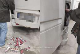 Ţigări de contrabandă depistate în stâlpii unui microbuz la intrarea în ţară