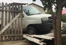 Rupt de beat s-a oprit cu mașina-n gardul unui imobil