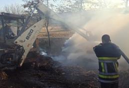 Gospodărie din județ cuprinsă de flăcări. Focul s-a extins la depozitul de furaje, silozul de porumb și stupii de albine