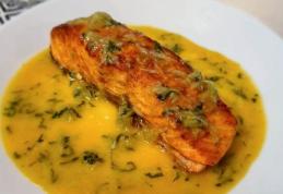 Somon cu sos de portocale