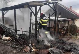 Magazie cuprinsă de flăcări într-o gospodărie din orașul Săveni - FOTO