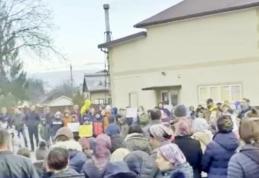 Protest față de învățământul online, la școala din Volovăț, Suceava
