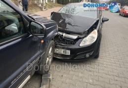 Accident ce se putea termina tragic la Dorohoi. Mașină scăpată de sub control pe Bulevardul Victoriei - FOTO
