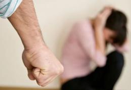 Tânără însărcinată ajunsă la spital cu multiple leziuni după ce a fost bătută de concubin