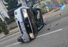 Accident! Mașină răsturnată pe o stradă din Dorohoi din cauza apei scurse pe carosabil - FOTO