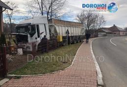 Accident la Dorohoi! Un camion s-a oprit în curtea unei case de pe strada Ștefan cel Mare - FOTO