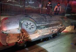 Accident: Patru tineri răniți după ce autoturismul în care se aflau s-a izbit de un cap de pod