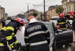 Mașină parcată pe Calea Națională din Botoșani cuprinsă de flăcări - FOTO