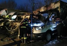 Trei mașini distruse de incendiu într-o parcare din Botoșani. Flăcările depășeau patru metri - FOTO