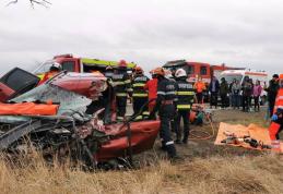Tânăr în stare critică după impactul dintre o mașină și un camion pe drumul Botoșani - Târgu Frumos - FOTO