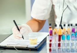 Sânge în urină, nevizibil cu ochiul liber. Simptomele clare ale pietrelor la rinichi