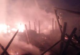 Două gospodării afectate în urma unui incendiu produs de un scurtcircuit