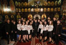 Elevii Seminarului „Sf. Ioan Iacob” Dorohoi vestesc Nașterea Domnului – „Primiți colinda noastră?” - VIDEO