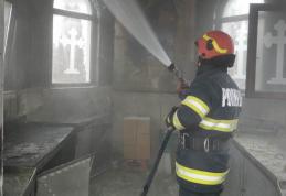 Incendiu din cauza unor lumânări aprinse, lăsate nesupravegheate