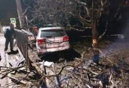 Accident pe o stradă din Dorohoi: Un șofer a rupt un gard și a intrat cu mașina în curtea unei case - FOTO