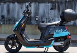 Bărbat fără permis de conducere depistat la plimbare cu un moped neînmatriculat