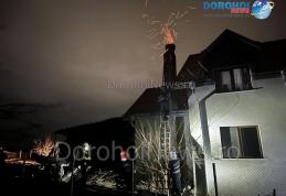 Incendiu în Dealu Mare! Pompierii au intervenit de urgență după ce un coș de fum a luat foc - FOTO