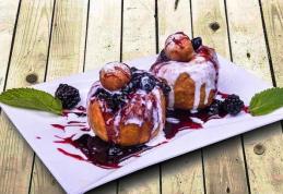 Papanași cu smântână și dulceață