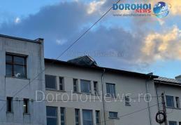 Pompierii solicitați pentru degajarea unei bucăți de tablă de pe o clădire din Dorohoi – FOTO
