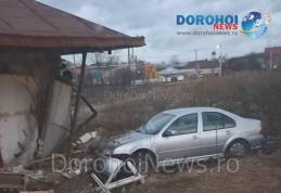 Accident la Dorohoi! O mașină s-a oprit în peretele unei case de pe strada Calea Plevnei - FOTO