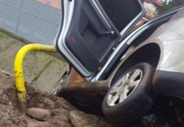 Șofer în stare de ebrietate a intrat cu mașina într-o conductă de gaz