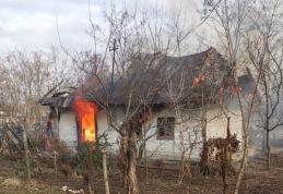 Tragedie! O femeie și-a pierdut viața într-un incendiu care i-a mistuit locuința – FOTO