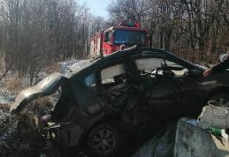 O femeie a avut nevoie de îngrijiri medicale după ce mașina în care se afla s-a izbit într-un cap de pod - FOTO