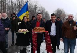 Caravana AUR, alături de George Simion, întâmpinată tradițional în comuna Șendriceni - FOTO