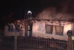 Familie rămasă fără acoperiș deasupra capului în urma unui incendiu