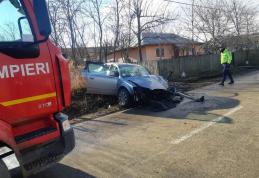 Doi tineri au avut nevoie de îngrijiri medicale după ce s-au izbit cu mașina într-un cap de pod - FOTO