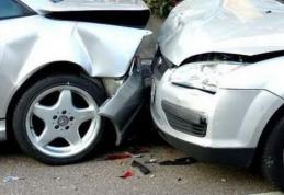 Cu alcoolu-n cap la prima oră, a lovit o mașină parcată regulamentar