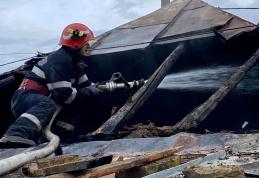 Tragedie provocată de la o lumânare aprinsă lăsată lângă materiale inflamabile - FOTO