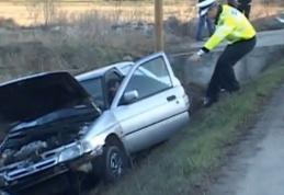 Mașină găsită în șant de polițiști. Ce surpriză au avut oamenii legii