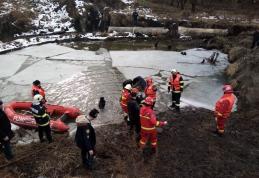 Tragedie în județul Suceava! Două persoane au decedat după ce au căzut cu mașina într-o groapă plină cu apă - FOTO