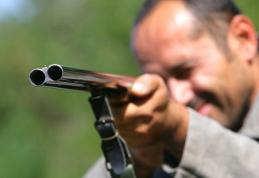 Trei mecanizatori amenințați cu pușca de un consătean