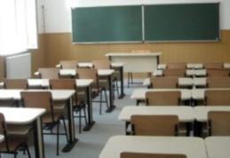 Elevii unui colegiu din Botoșani, puși în timpul orei să stea în genunchi