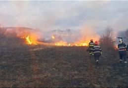 Cadavru descoperit de pompierii din Darabani după stingerea unui incendiu de vegetaţie uscată
