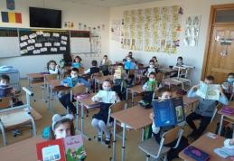 Școala Cornerstone Dorohoi: CĂRȚILE SUNT O COMOARĂ! - FOTO