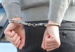 Tânăr reținut pentru gesturi intime în fața unui grup de elevi 