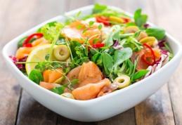 Salată cu somon afumat