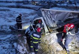 ACCIDENT în această dimineață! Doi bărbați au avut nevoie de îngrijiri medicale - FOTO