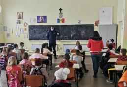 Activități preventive organizate în școli de jandarmii botoșăneni - FOTO