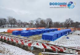 Peste 30 de corturi instalate pe Stadionul „1 Mai” din Dorohoi pentru refugiații din Ucraina – FOTO